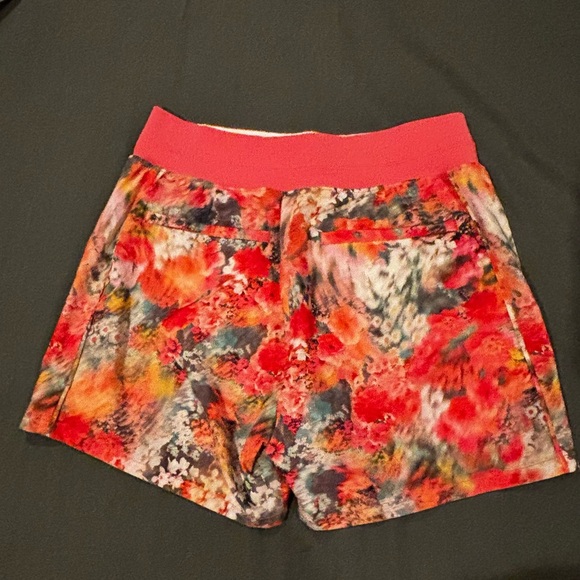 Athleta Brooklyn Floral Shorts Coral & Gray Sz 4 - Picture 3 of 8